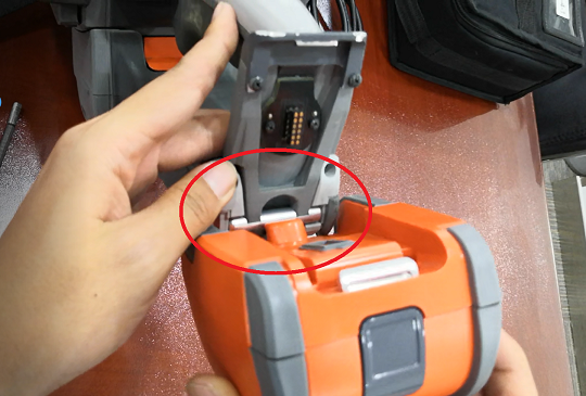 組裝MViQ視頻內(nèi)窺鏡-安裝電池 組裝MViQ視頻內(nèi)窺鏡-安裝電池