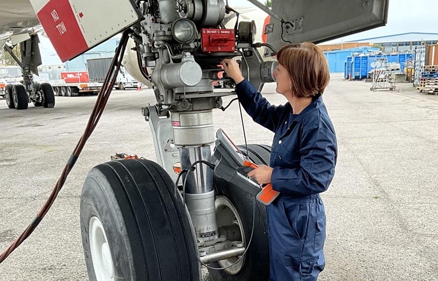 一體化手持式工業內窺鏡檢查飛機起落架快捷而高效 一體化手持式工業內窺鏡檢查飛機起落架快捷而高效